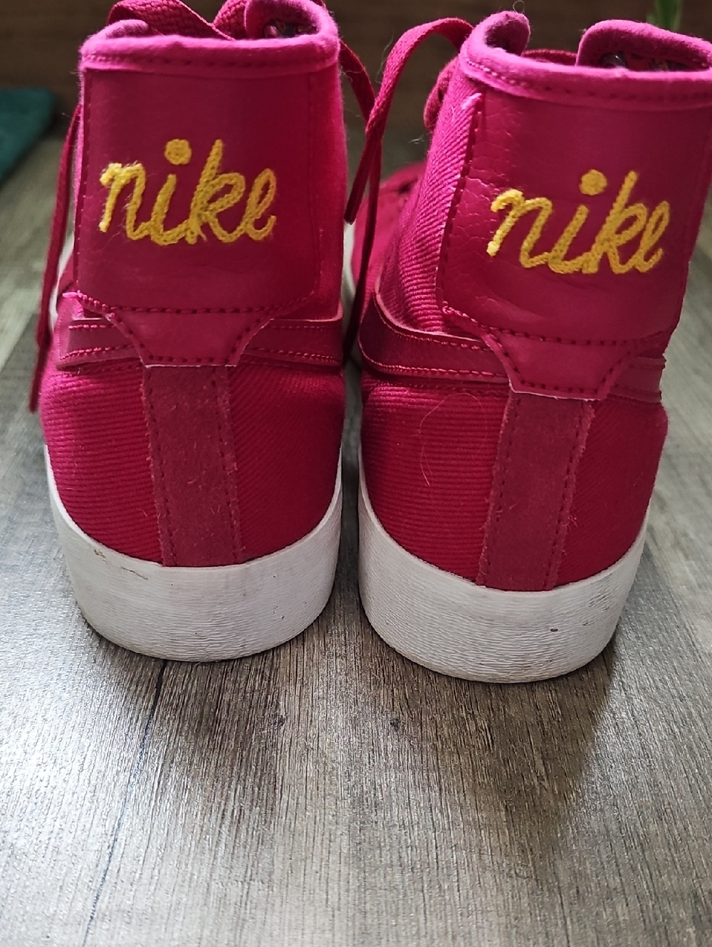 Nike SB Blazer Court Mid Premium sneakers in the "Mystic Hibiscus" Size 7.5